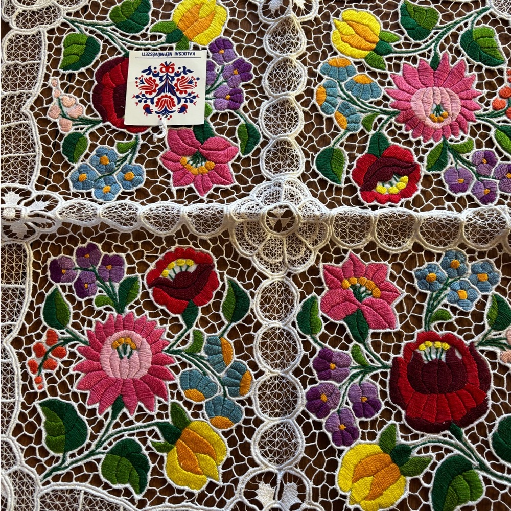 Hungarian vintage collectible NWT Kalosca hand embroidered doily - Picture 6 of 6